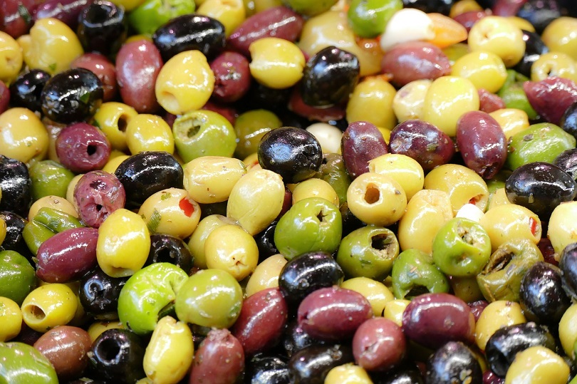 Can Cats Eat Black & Green Olives? What You Need to Know - Excited Cats