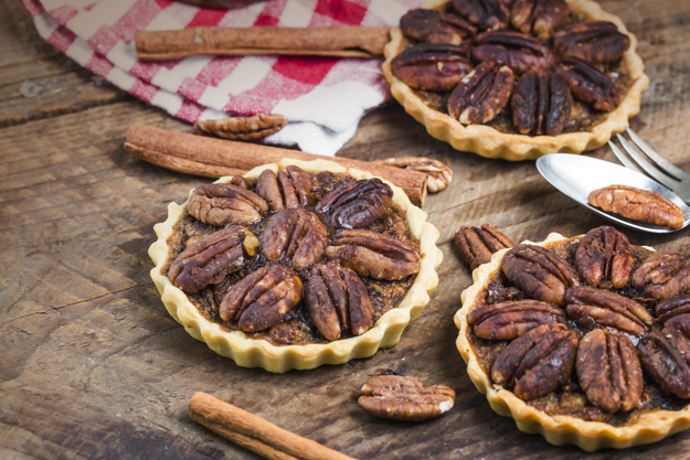 https://www.freepik.com/free-photo/pecan-pie_1025686.htm#page=1&query=pecan&position=36